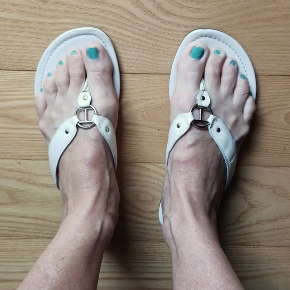 Talbots Flip Flops in white patent Size 7 EUC